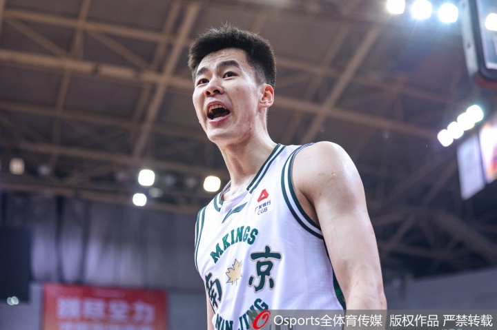 年薪600万！媒体人：郭昊文三年顶薪续约南京同曦