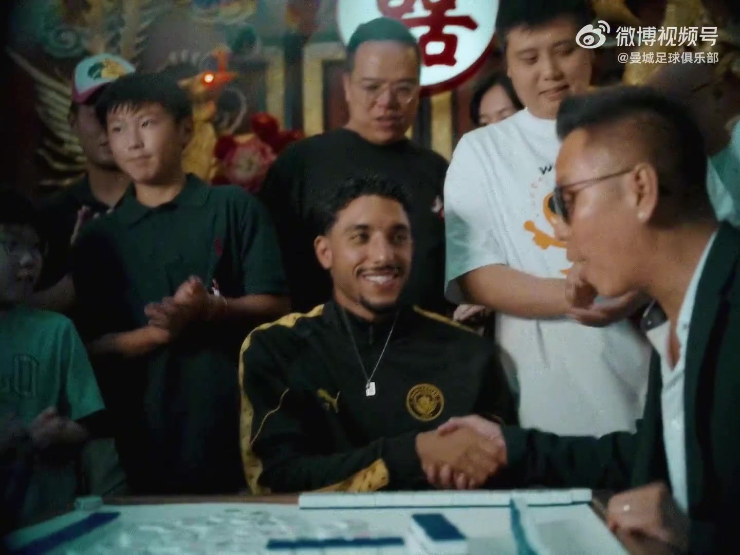 下一个赌神？曼城中文社媒：马尔穆什在中国香港体验麻将