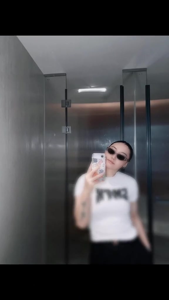 又美又飒！武桐桐晒近况视频：照片不行 滤镜来凑