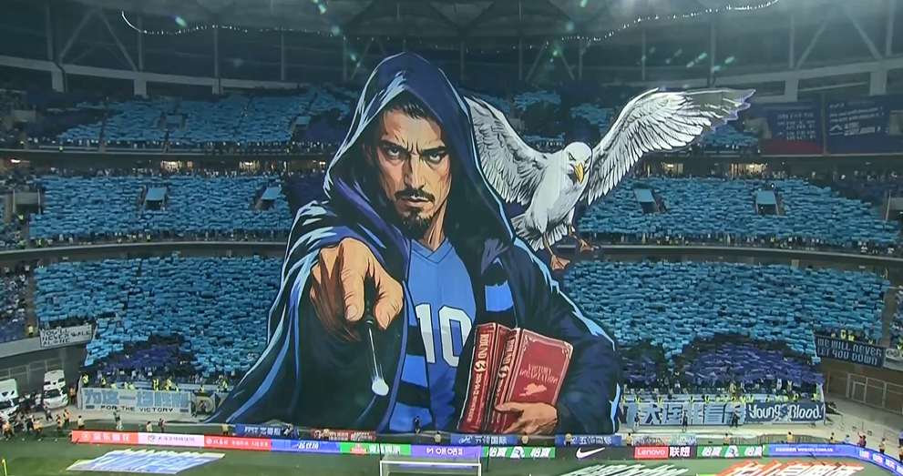 有点震撼！辽宁德比赛前，梭鱼湾球场打出斯坦丘巨型TIFO