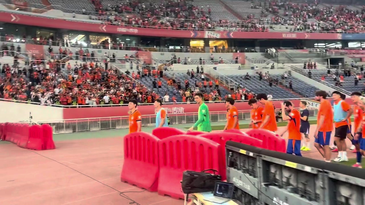 泰山队谢场球迷高喊唐田加油，克雷桑与球迷互动“we are one”